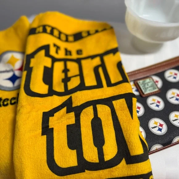 🖤💛 Dooney & Bourke Pittsburgh Steelers Wristlet – Game Day Ready! 💛🖤 - Picture 6 of 7